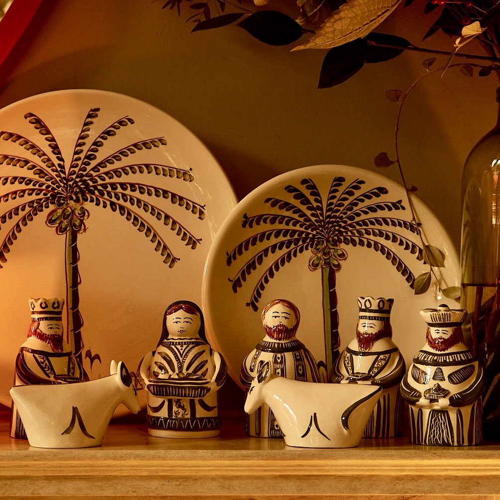 Brown Nativity Set (7 Piece)